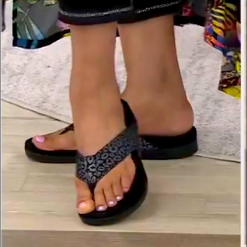 Spenco | Orthotic Thong Sandal Newport Cheetah Black Silver Pewter Wide Width